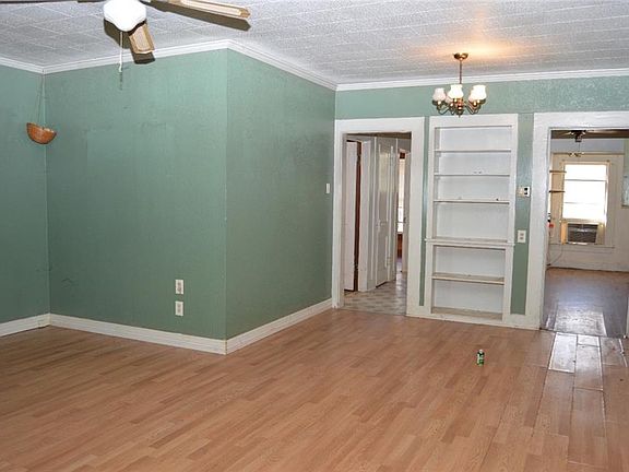 4th image of 925 E Walnut St