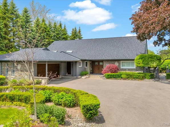 3816 W Maple Rd, Bloomfield Hills, MI 48301