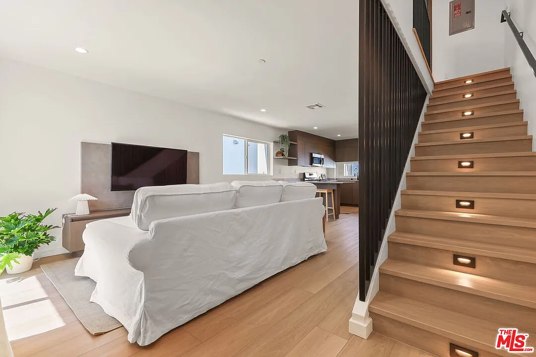 3 bed, 3.5 bath, $4,299 — Photo 2