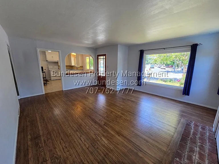 3200 Spring Creek Dr — Photo 2