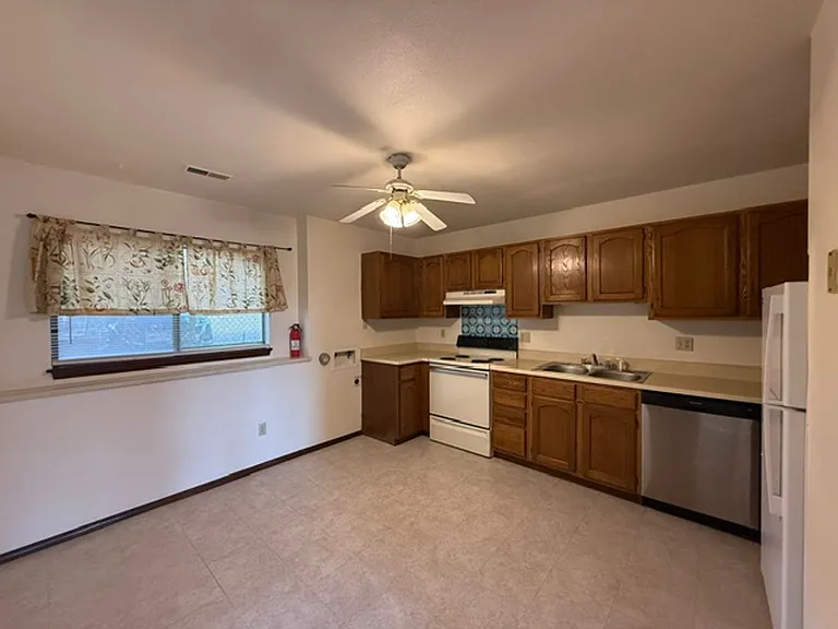 1122 Yuma St — Photo 4