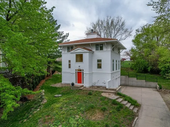 6300 Oakwood Hills Dr, Johnston, IA 50131