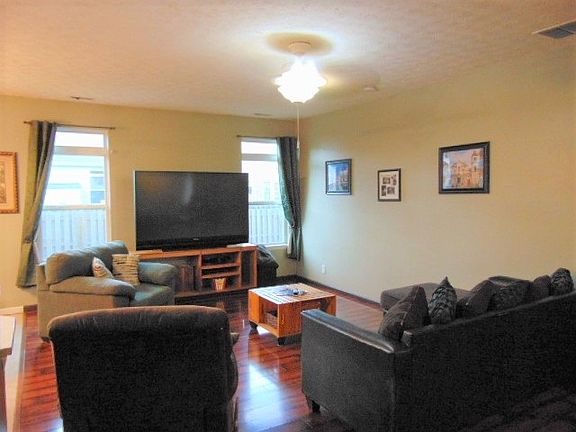 5th image of 644 Matthew St