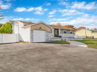 27 Kenwood Drive, Bohemia, NY 11716