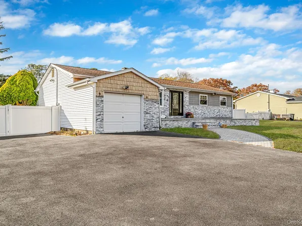 27 Kenwood Drive, Bohemia, NY 11716