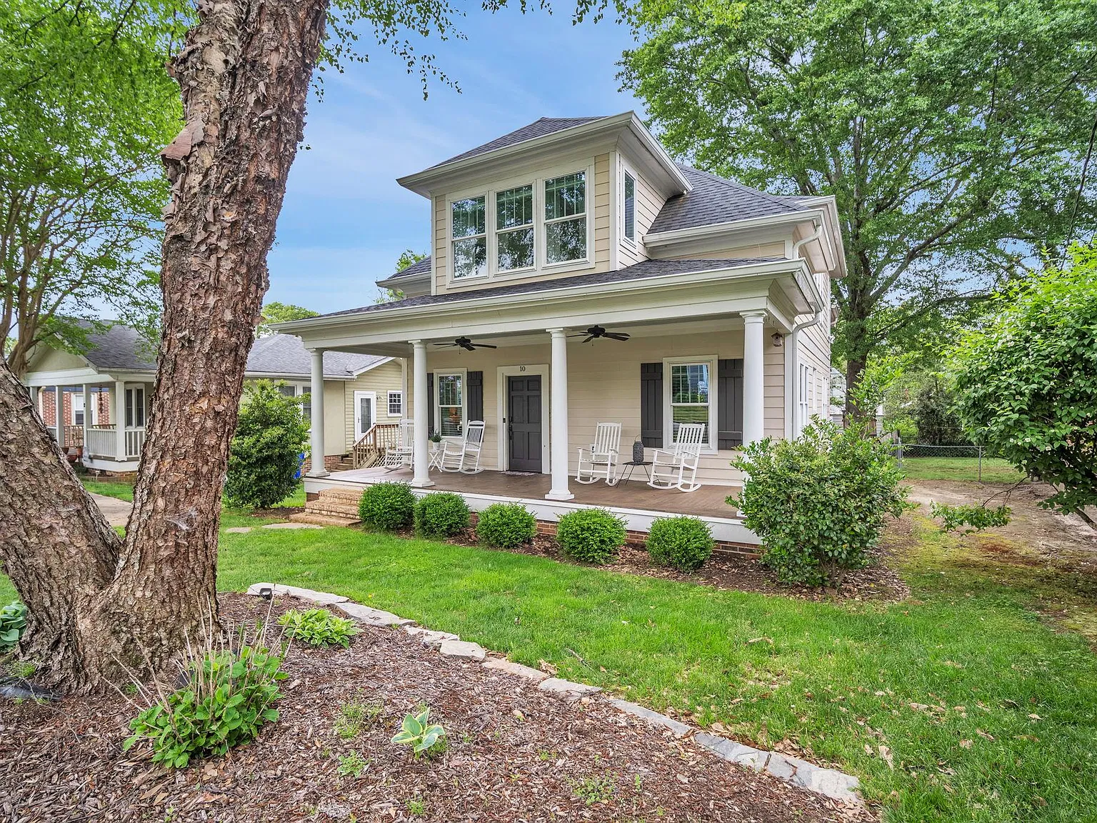 4 bed, 2700 sqft, $5,600 — Photo 2