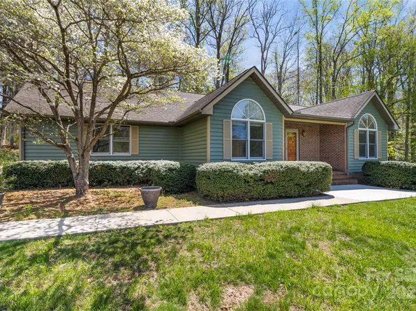 151 Canaan Dr, Candler, NC 28715