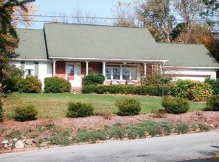 1 Valley View Cir, Warwick, NY 10990