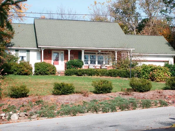 1 Valley View Cir, Warwick, NY 10990