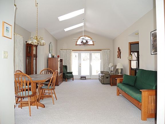 3rd image of 9 Essex Cir