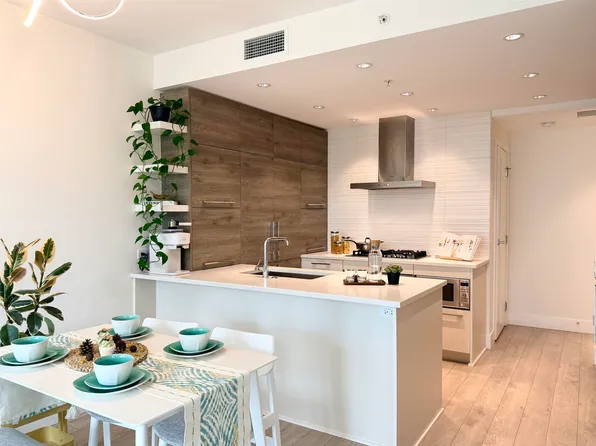 7388 Kingsway #911, Burnaby, BC V3N 0G9