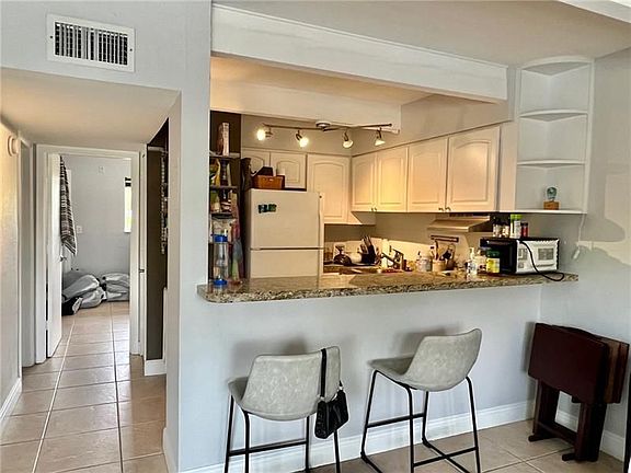 4th image of 2124 NE 5th Ave APT 202