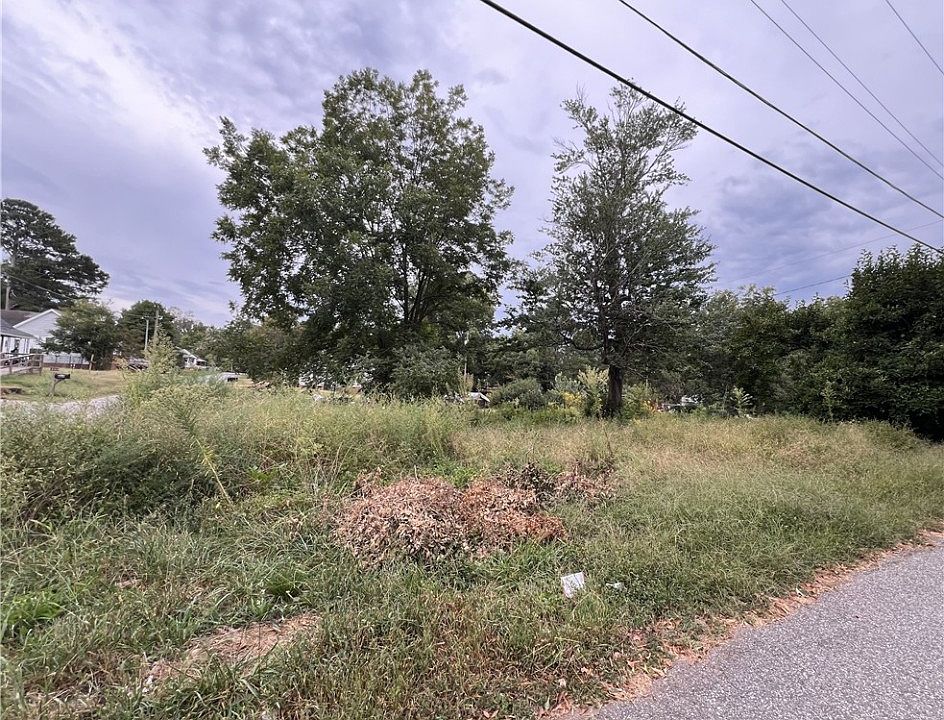 2nd image of 46 S Lyons St