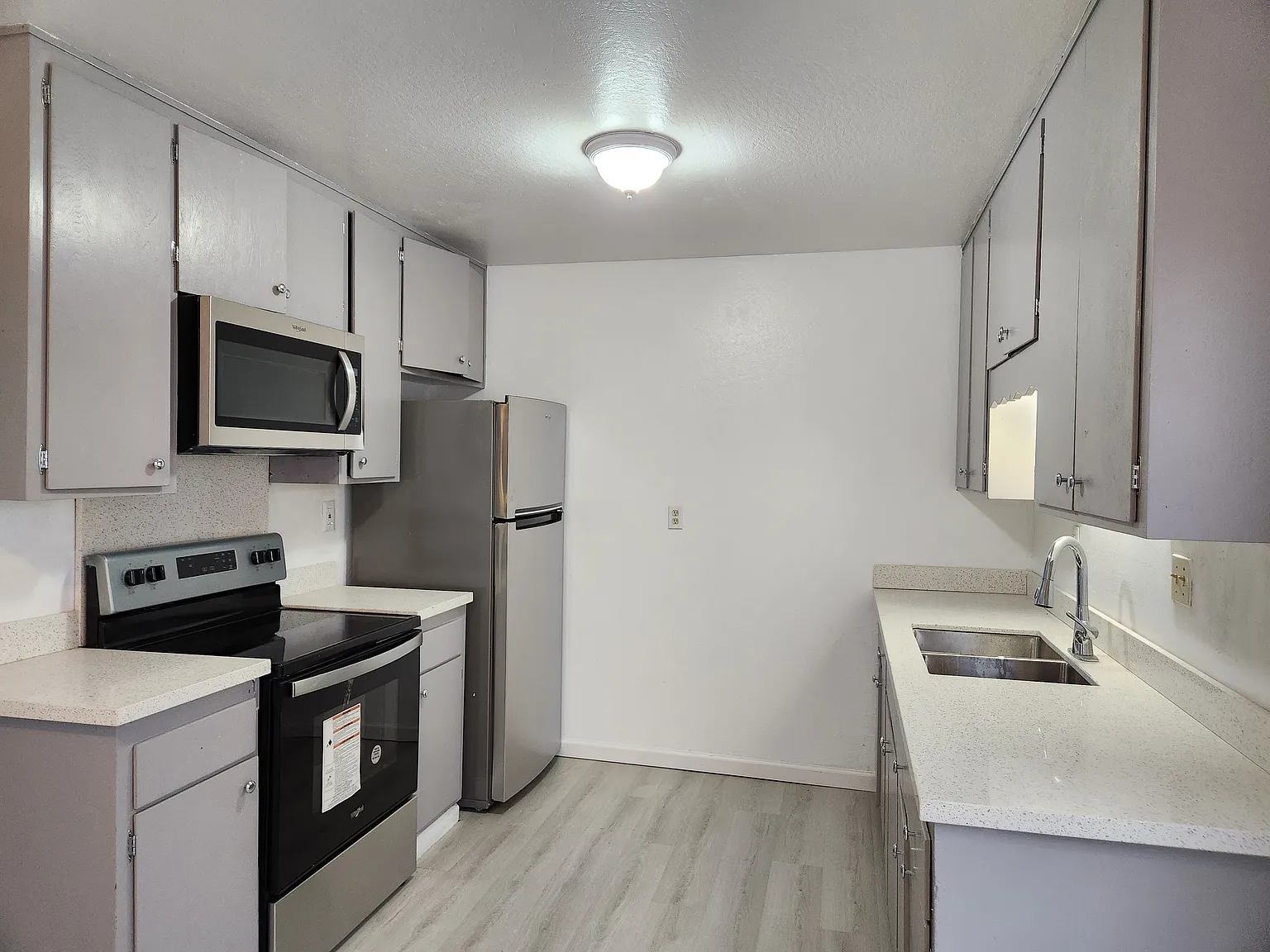 3 bed, 960 sqft, $3,000 — Photo 2