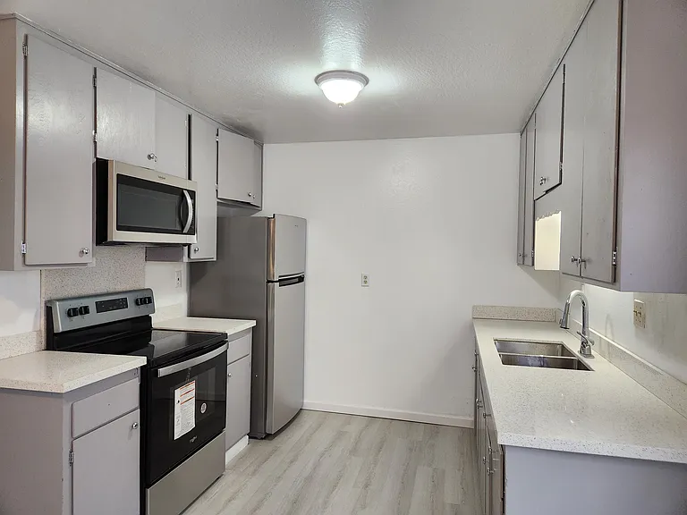 9220 Bancroft Ave #B — Photo 2