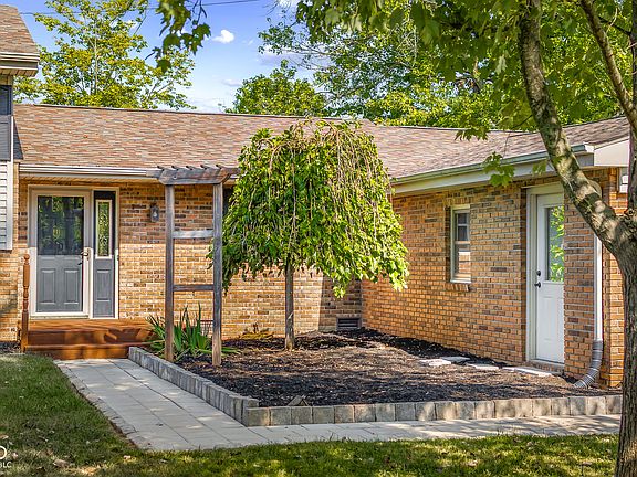 3rd image of 3736 W South Wood Lake Dr