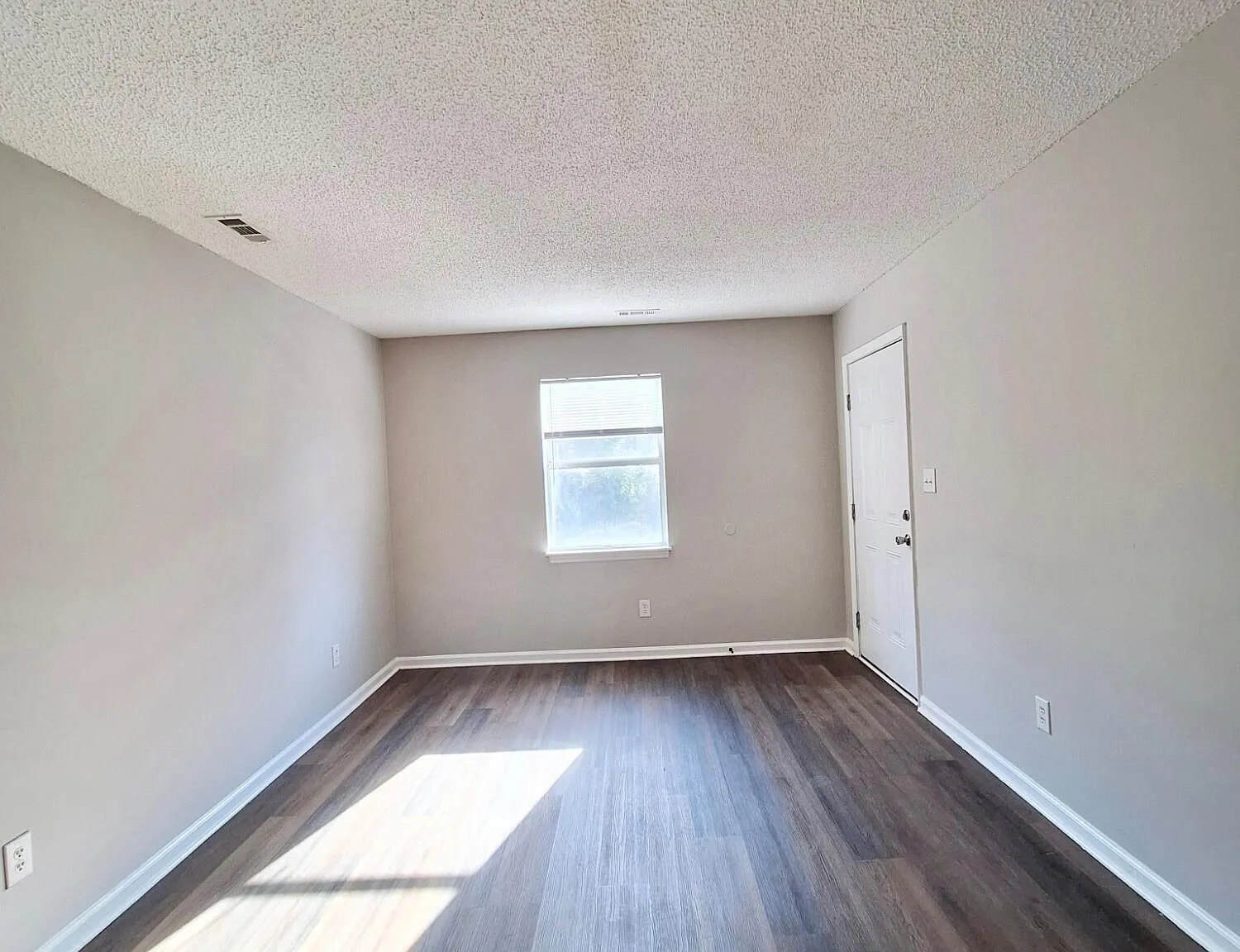2 bed, 1.0 bath, $900 — Photo 2