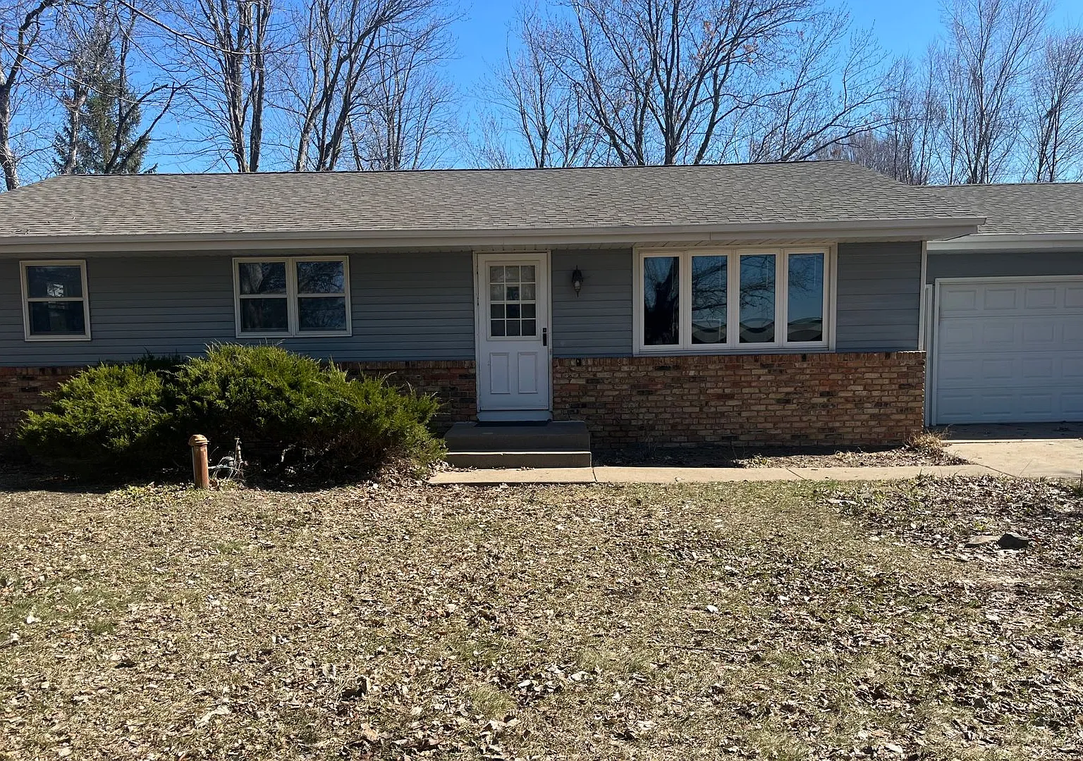 4 bedroom 2.5 Bathrooms — Photo 1
