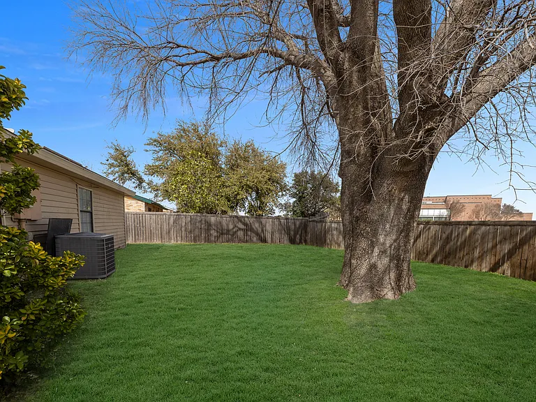 6800 Elliot Ct — Photo 24
