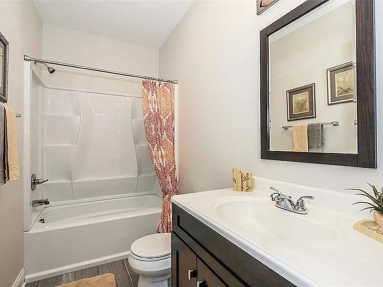 Second Floor full bathroom
