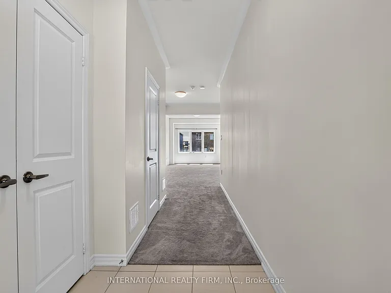 240 Ridley Cres — Photo 3