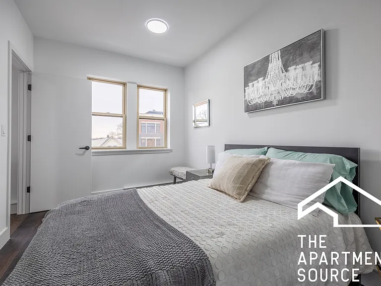 5647 N Clark St #304 — Photo 8