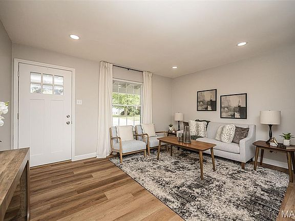3rd image of 664 Greenhurst Ct