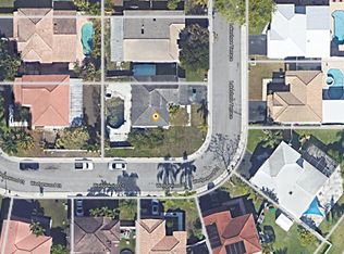 621 Lakeshore Ter, Davie, FL 33325
