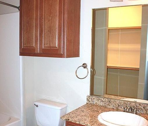 4th image of 305 Forest Dr #305