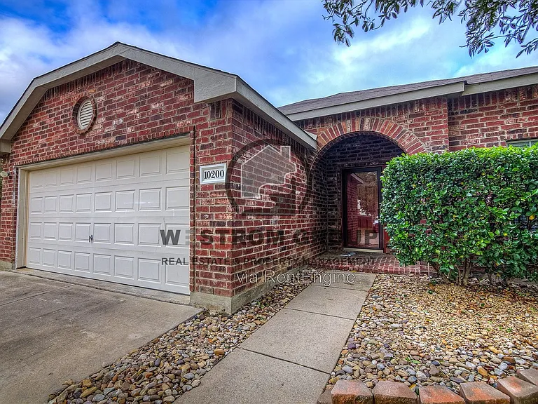 10200 Pear St — Photo 1