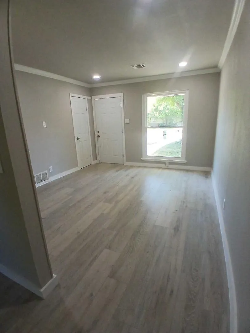 221 Park Ln — Photo 2