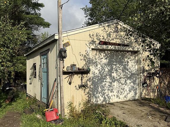 3rd image of 619 Blake Rd