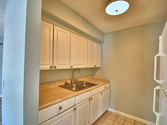 3rd image of 225 9th St SE #2