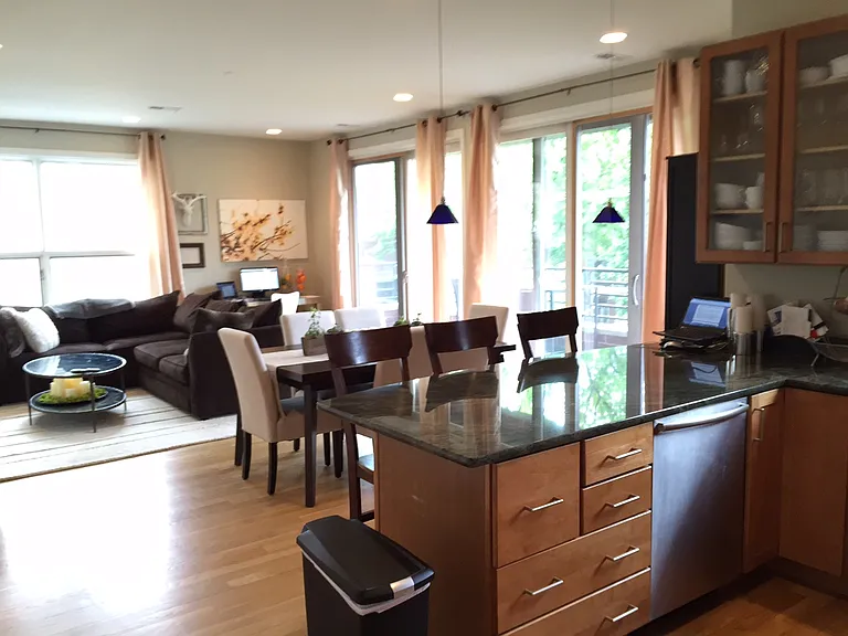 1150 N Hoyne Ave — Photo 4