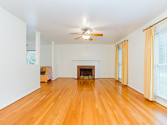 4th image of 7426 Venice St
