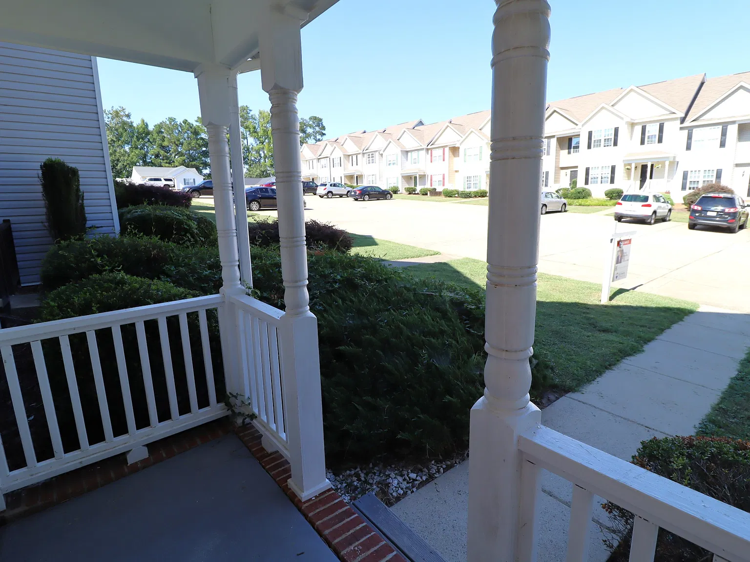 Charming and Immaculate End Unit Townhome Available Immediately — Photo 2