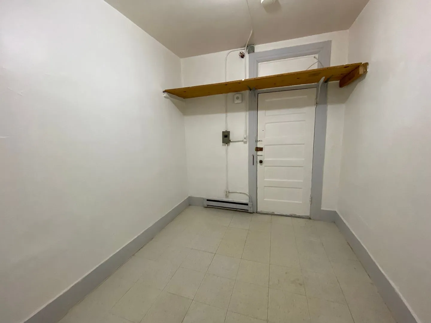 Private SRO Room in the Heart of Chinatown — Photo 1