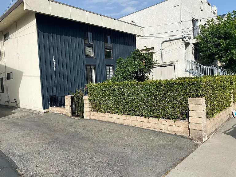 10841 Hortense St — Photo 16