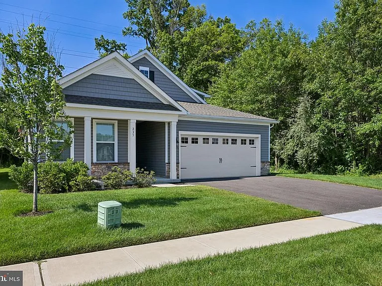 235 Congressional Ct — Photo 2