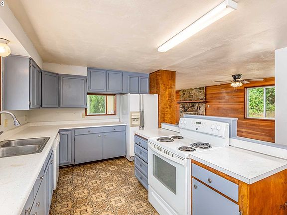 4th image of 36381 Row River Rd