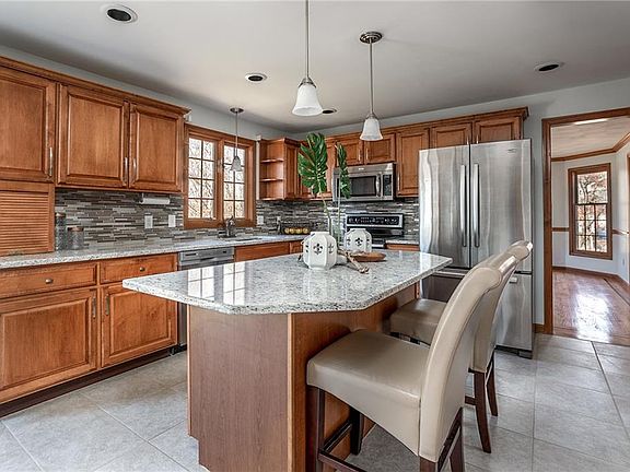 3rd image of 324 White Horn Dr