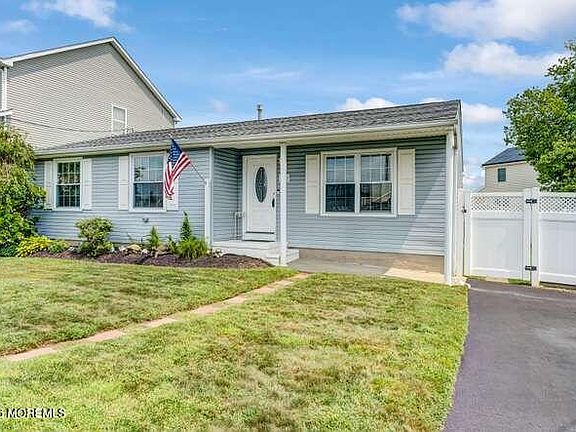3rd image of 625 Beachwood Avenue
