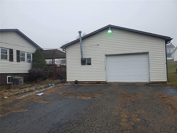 3rd image of 637 N Cherry St