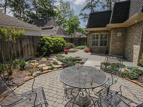  Enjoy peace and quiet on the extensive patio