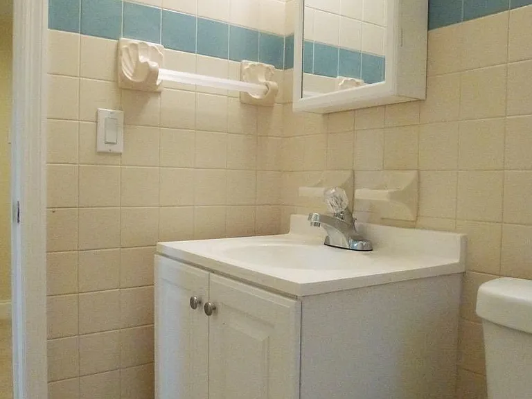 Front main full bath