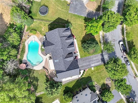 3rd image of 39 Millbrook Ct