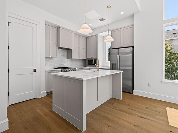 2nd image of 1410 Perez St #1