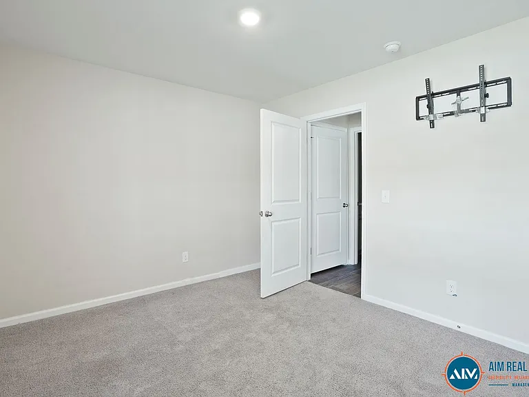 127 Auditorium Rd — Photo 35