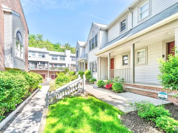 158 Panorama Dr #158, Edgewater, NJ 07020