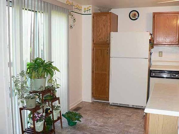 Kitchen w/Sliders to Deck